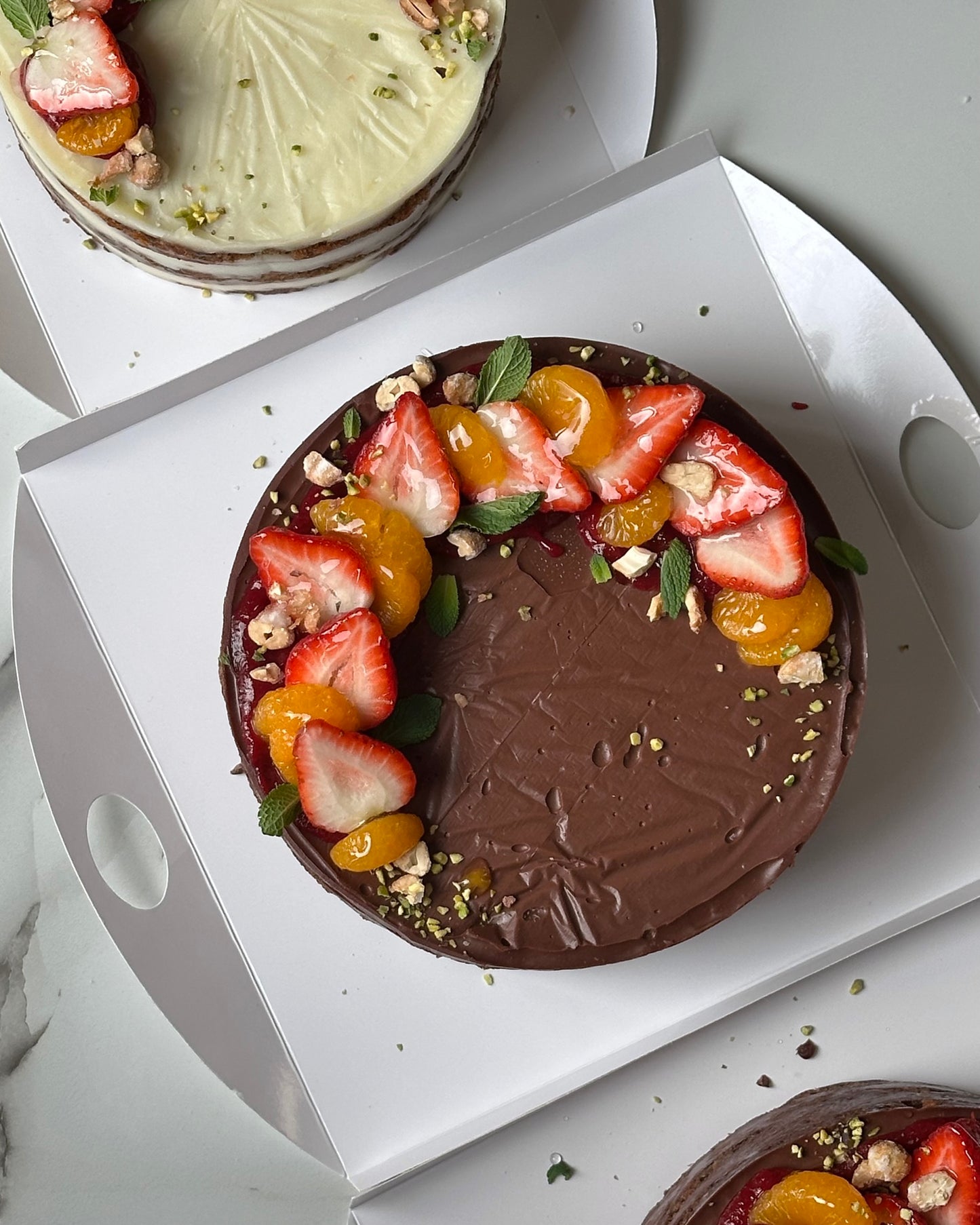 Tort vegan Carrot Cake ciocolată neagră și vișine