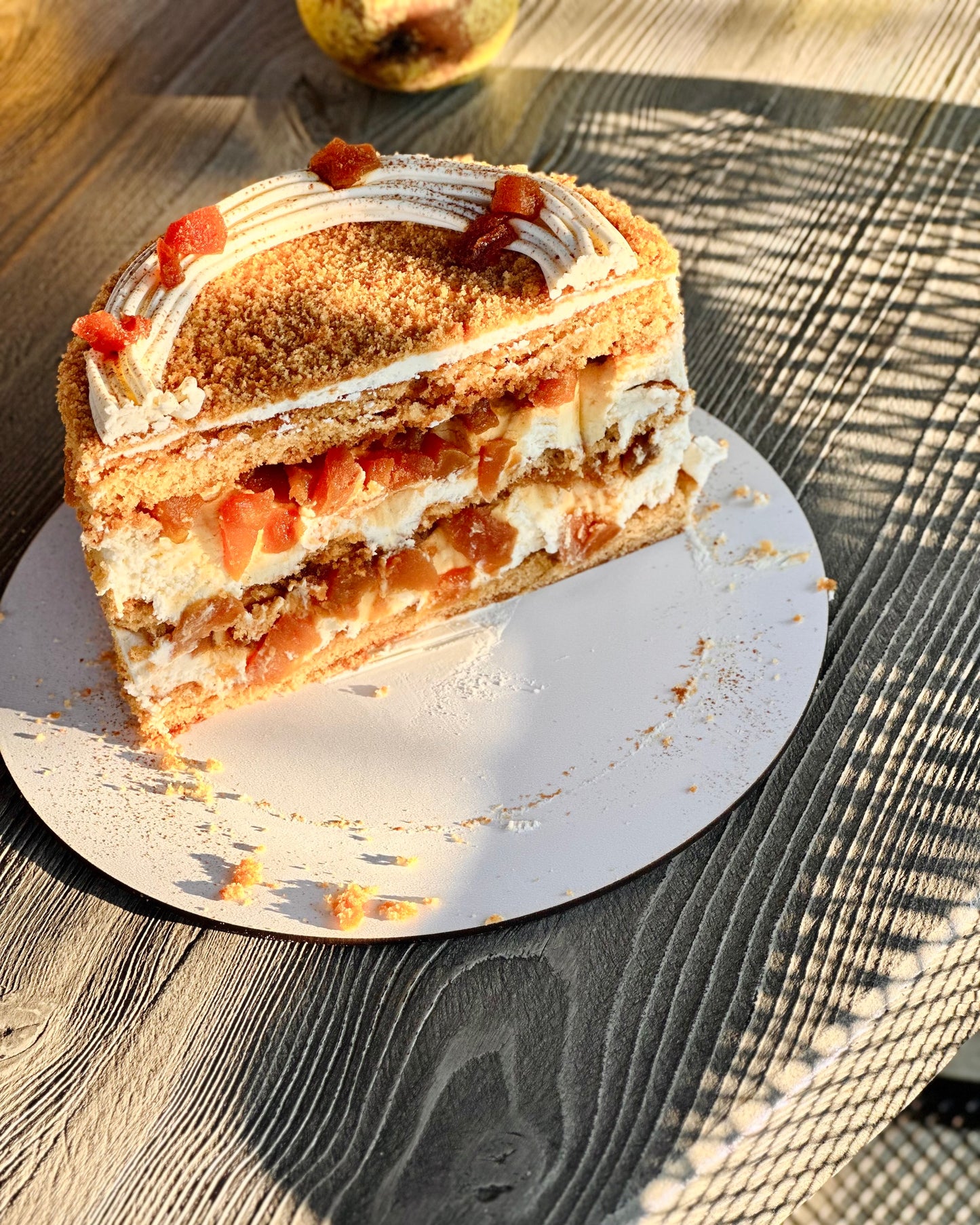 Tort cu Mere Caramelizate și Scorțișoară