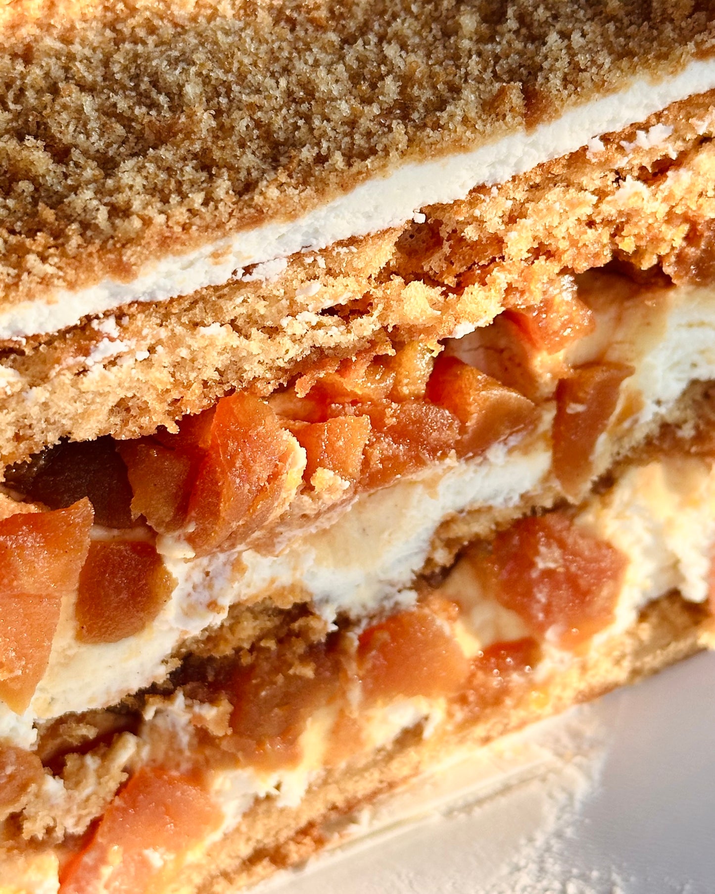 Tort cu Mere Caramelizate și Scorțișoară