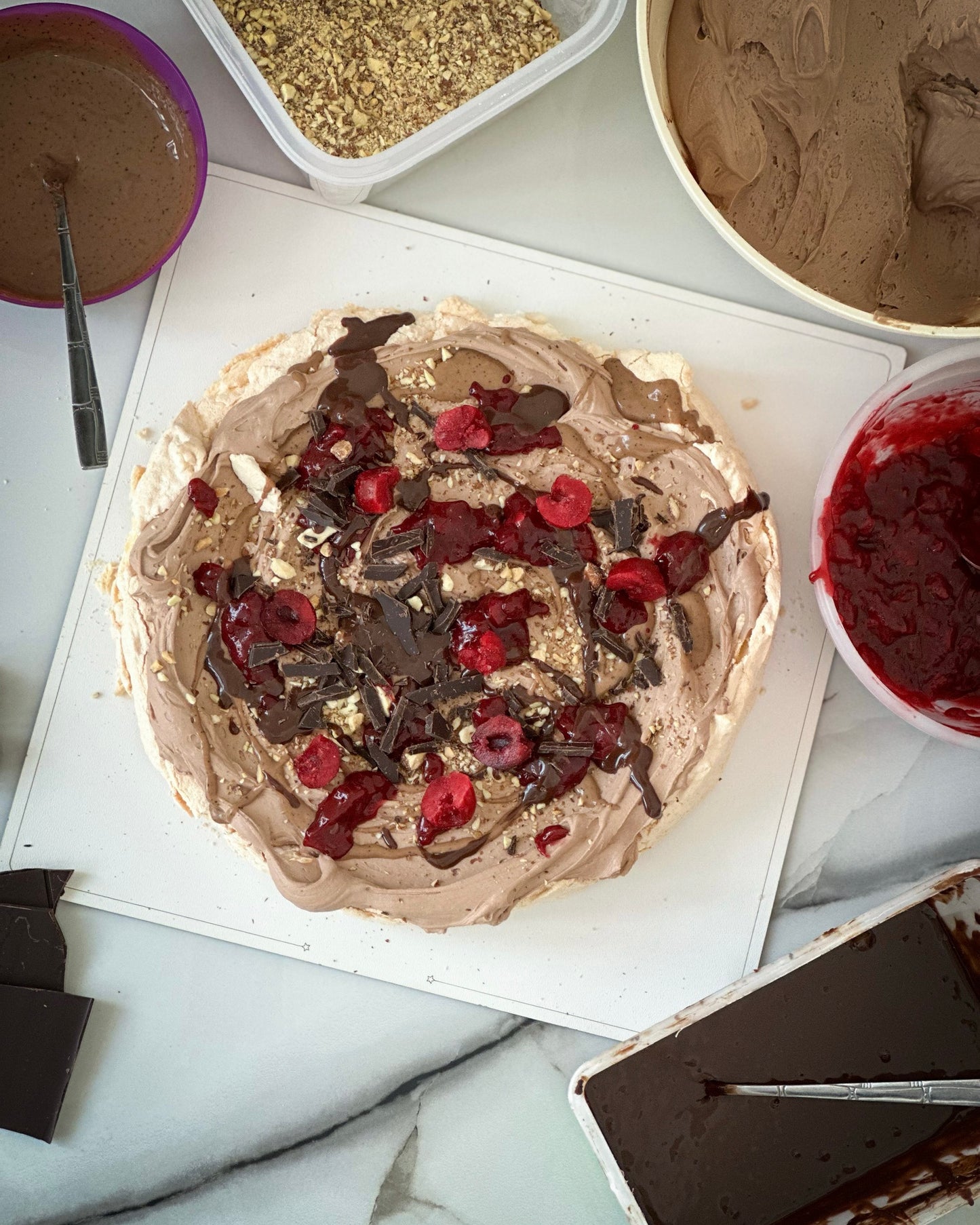Tort de Bezea cu ciocolată neagră și vișine (fara gluten)