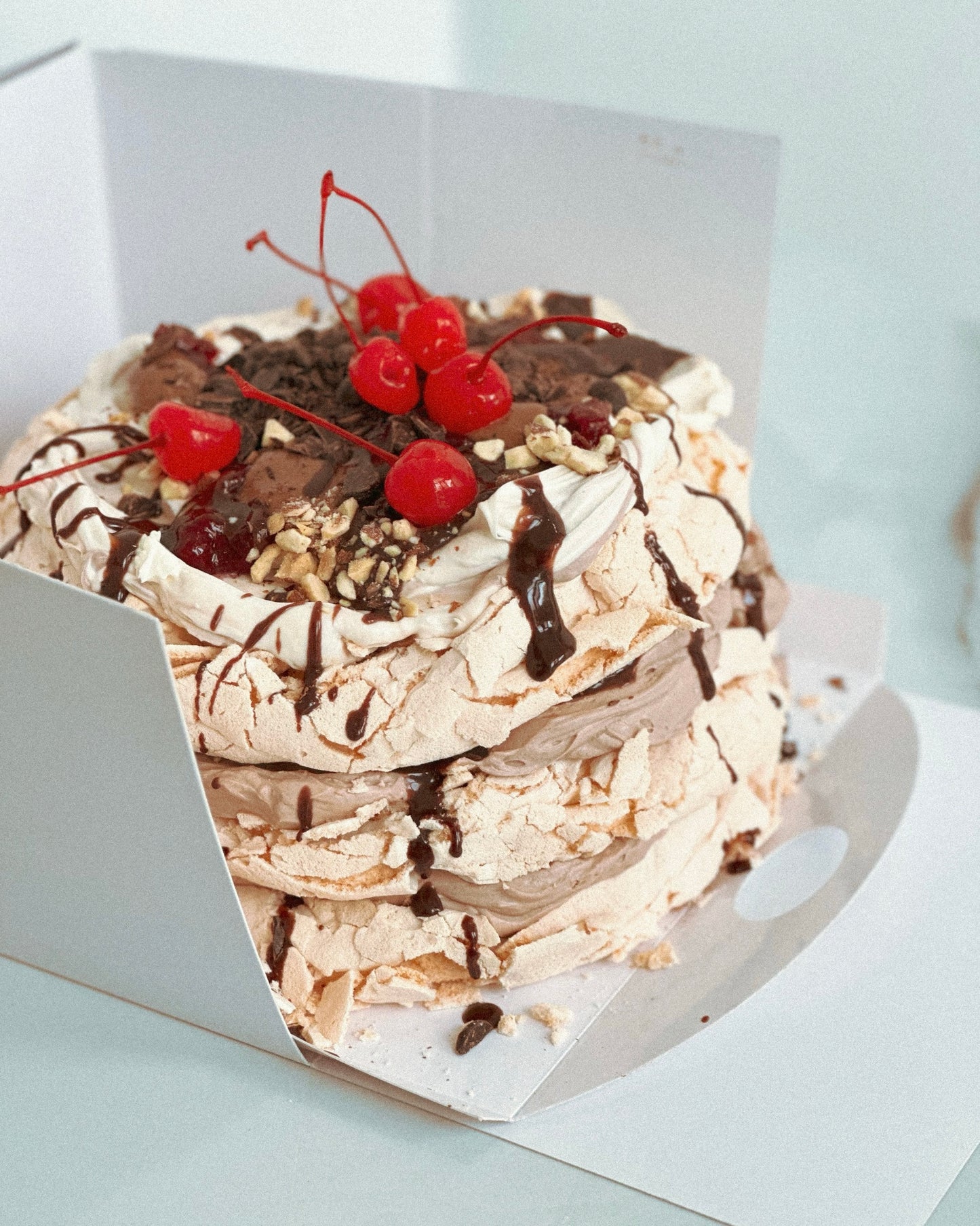 Tort de Bezea cu ciocolată neagră și vișine (fara gluten)
