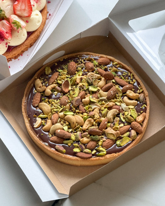 Tartă cu caramel, ciocolată neagră și nucifere