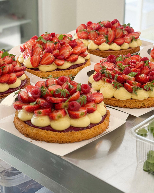 Tartă Sable Breton cu vanilie & fructe roșii
