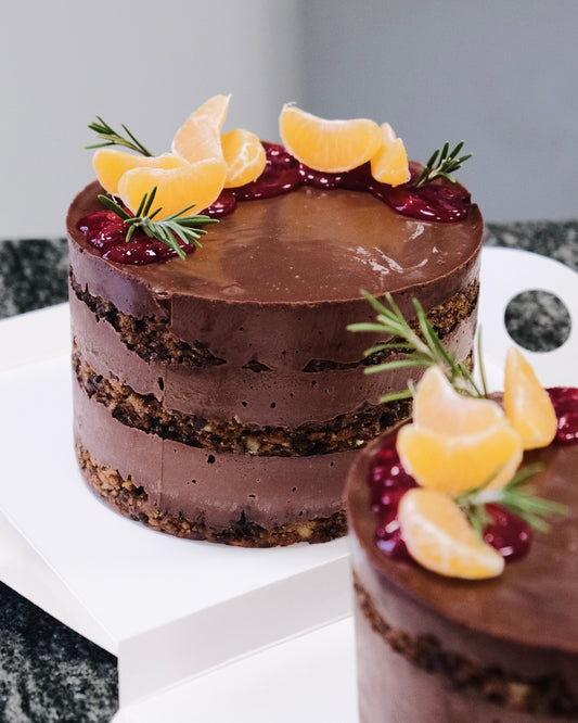 Tort vegan Carrot Cake ciocolată neagră și vișine