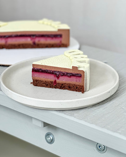 Entremet cu ciocolată, zmeură și coacăze negre