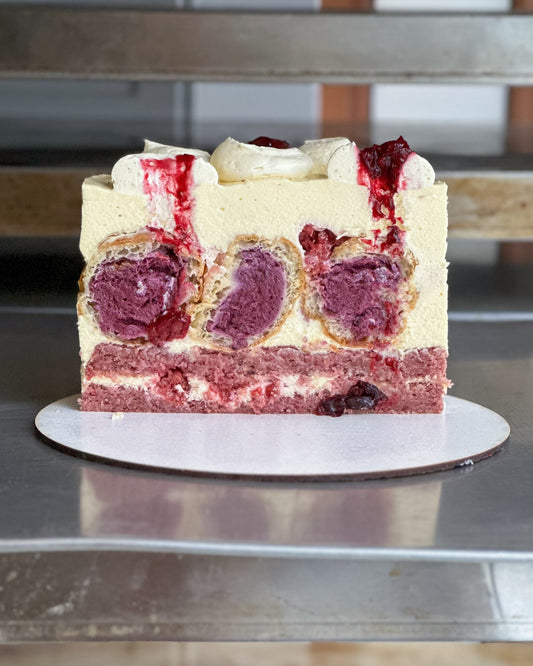 Tort Profiterol cu Fructe de Pădure