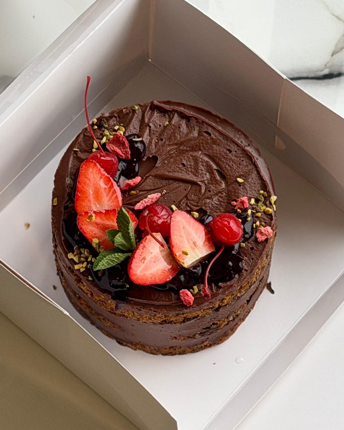 Tort vegan Carrot Cake ciocolată neagră și vișine