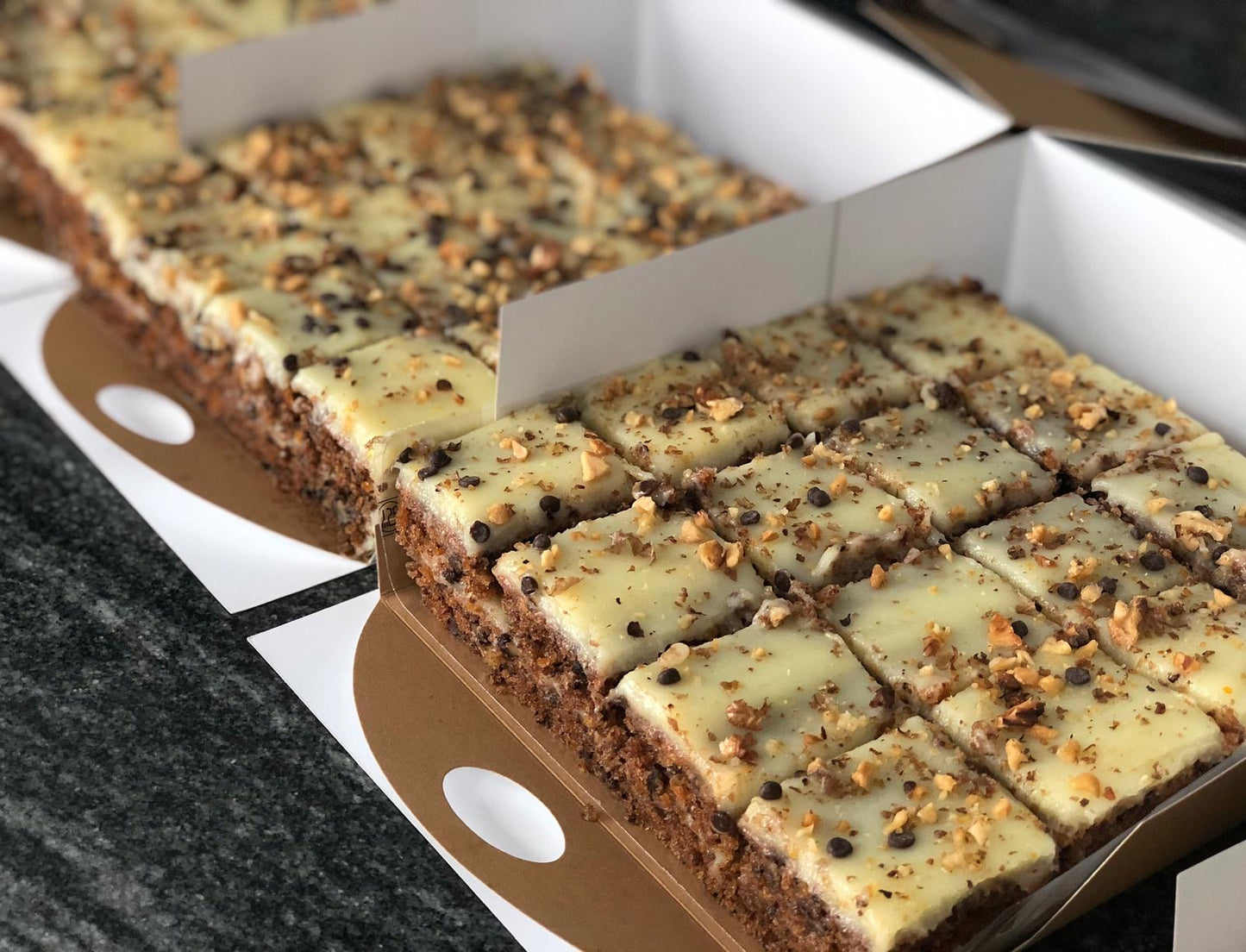 Prăjitură vegană Carrot Cake cu nuci & portocală